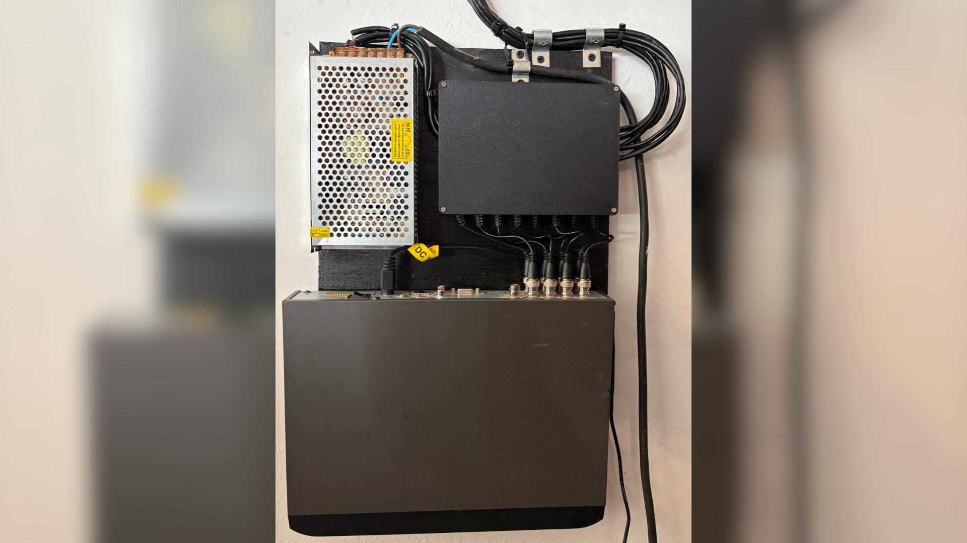 Rack del sistema de cámaras con DVR, fuente y distribución de video